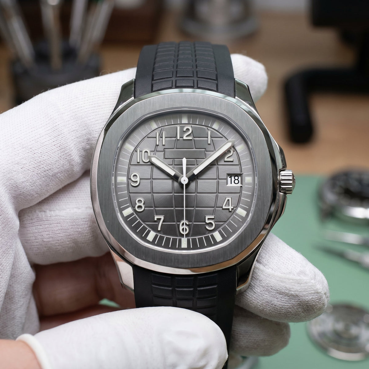 Aqua Mod – Grey Dial – 41mm – Automatic - close-up detail