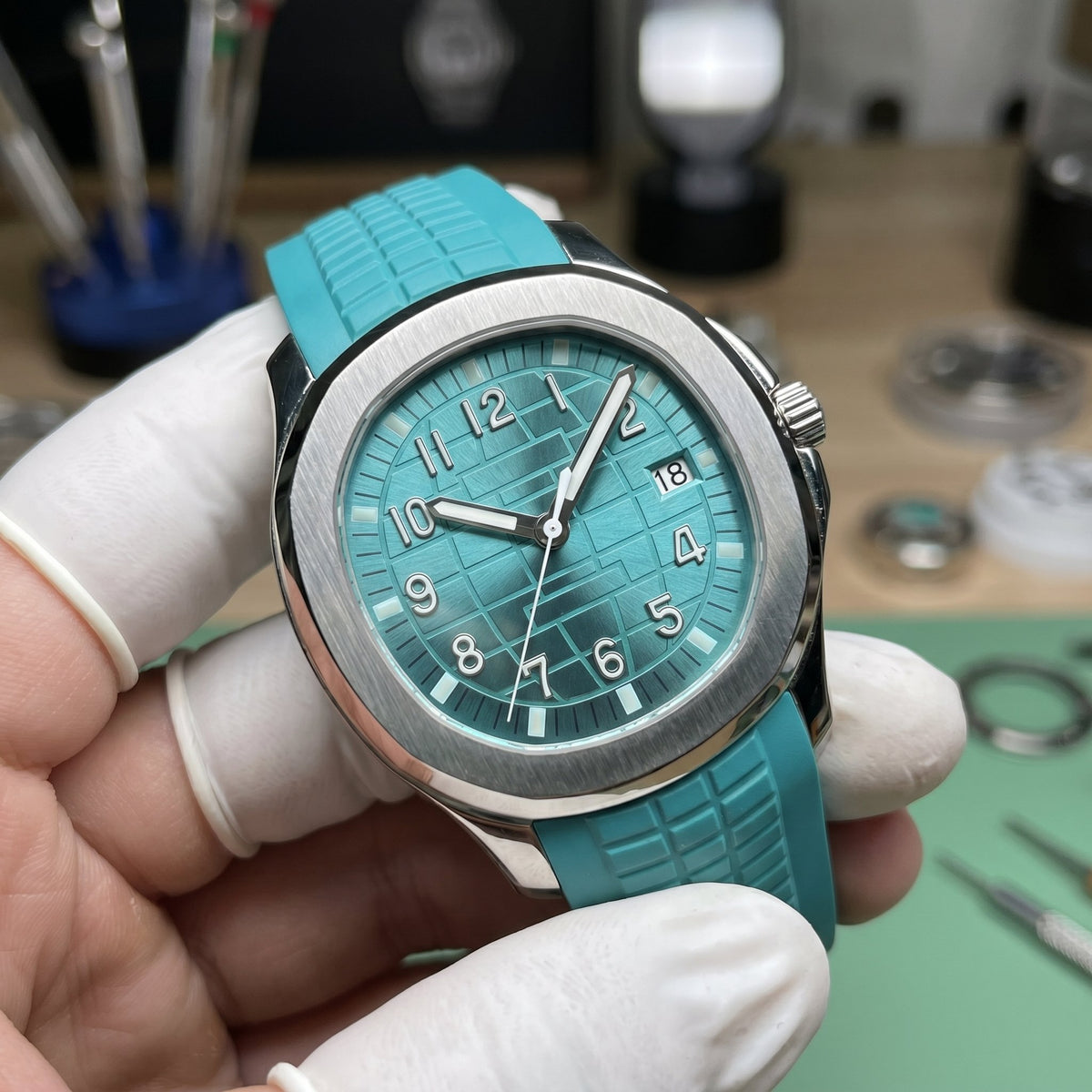 Aqua Mod – Teal Dial – 41mm – Automatic - close-up detail