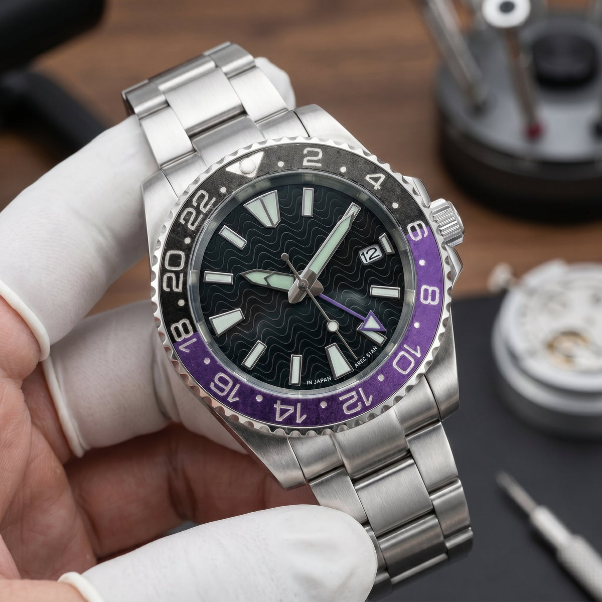 GMT Mod – Steel · Purple-Black Bezel – 40mm – Automatic GMT - close-up detail