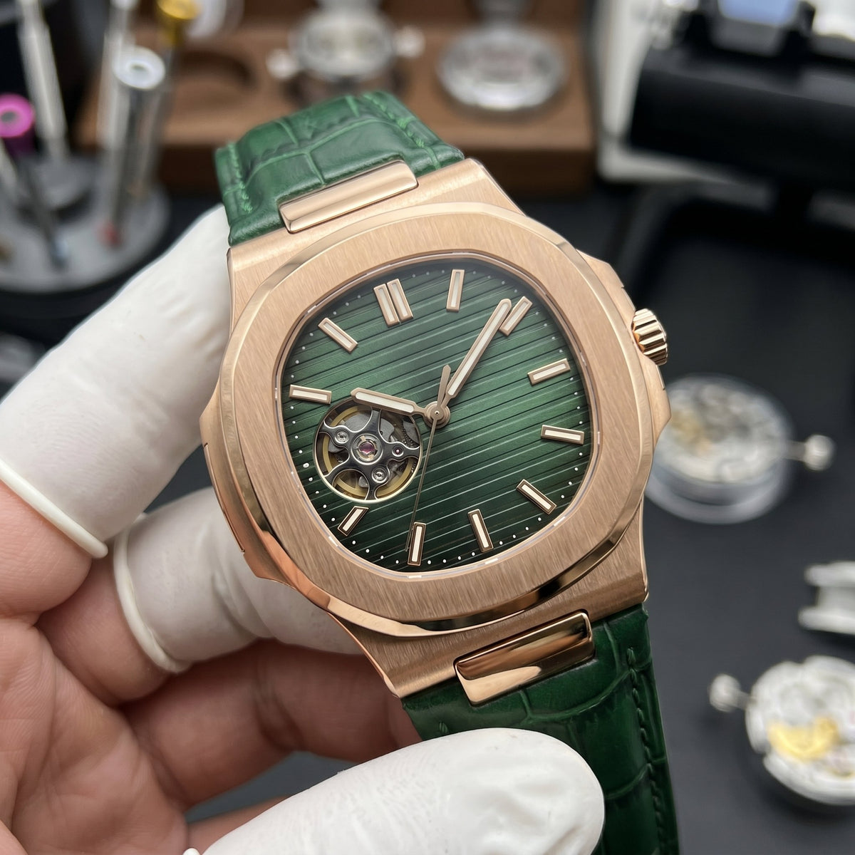 Naut Mod – Rose Gold · Green Open-Heart · Leather – 41mm – Automatic - close-up detail