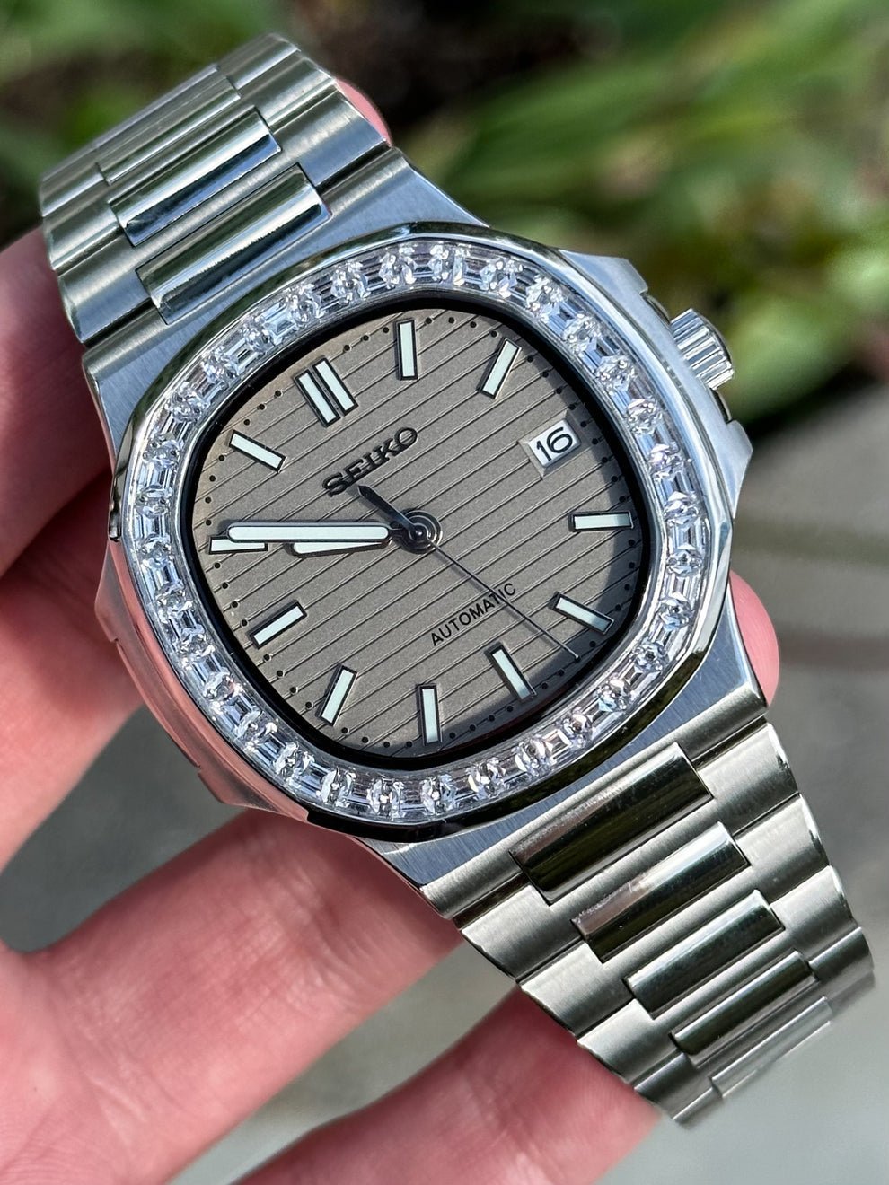 Naut Mod – Steel · Diamond Bezel · Grey Dial – 41mm – Automatic — with Seiko logo