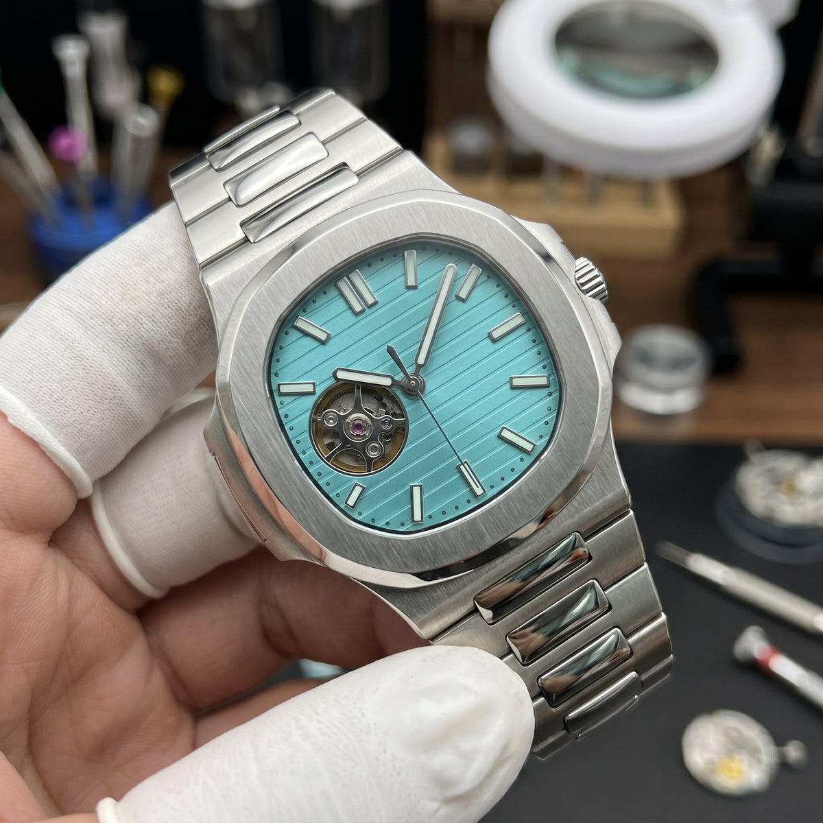 Naut Mod – Steel · Teal Open-Heart Dial – 41mm – Automatic - close-up detail