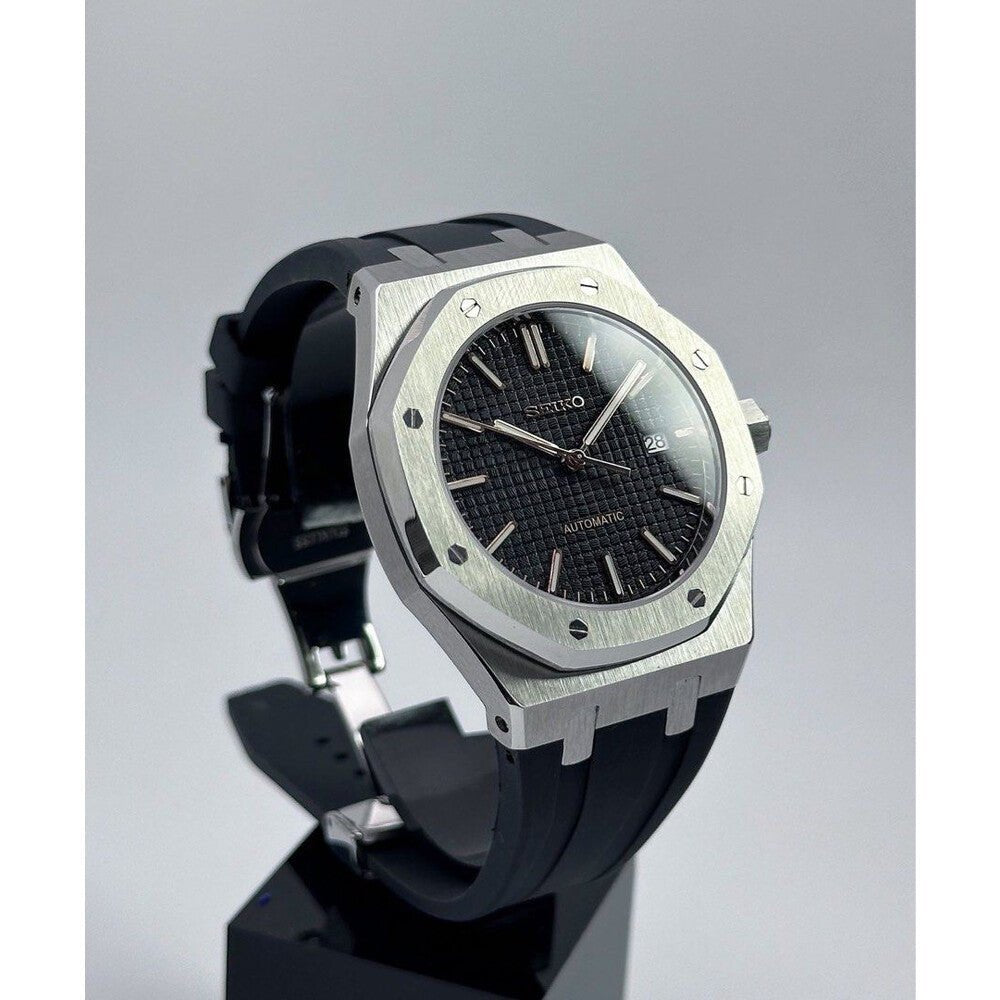 Oak Mod – Black PVD · Black Dial · Rubber – 41mm – Automatic — with Seiko logo