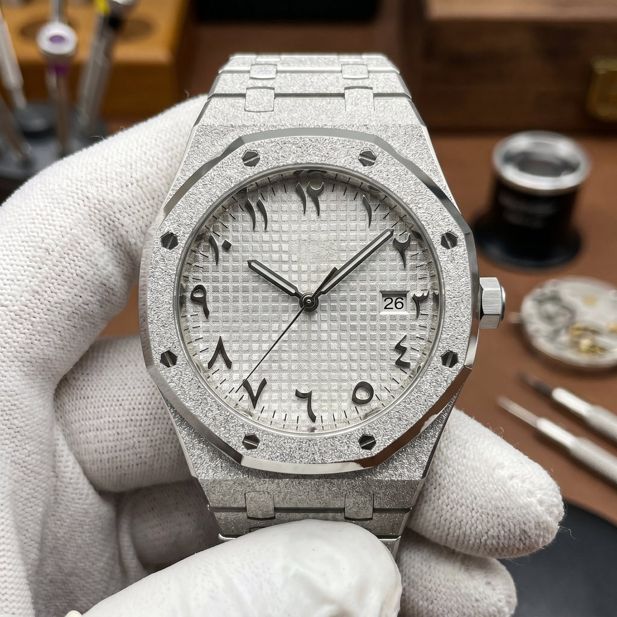 Oak Mod – Steel · Frosted Silver Dial – 41mm – Automatic - close-up detail
