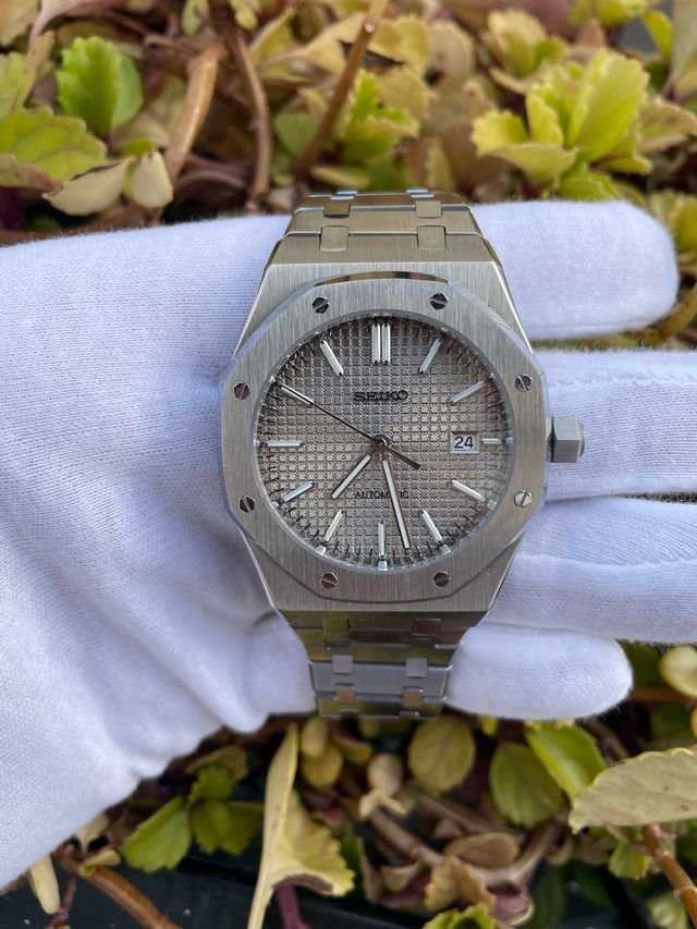 Oak Mod – Steel · Silver Dial – 41mm – Automatic — with Seiko logo