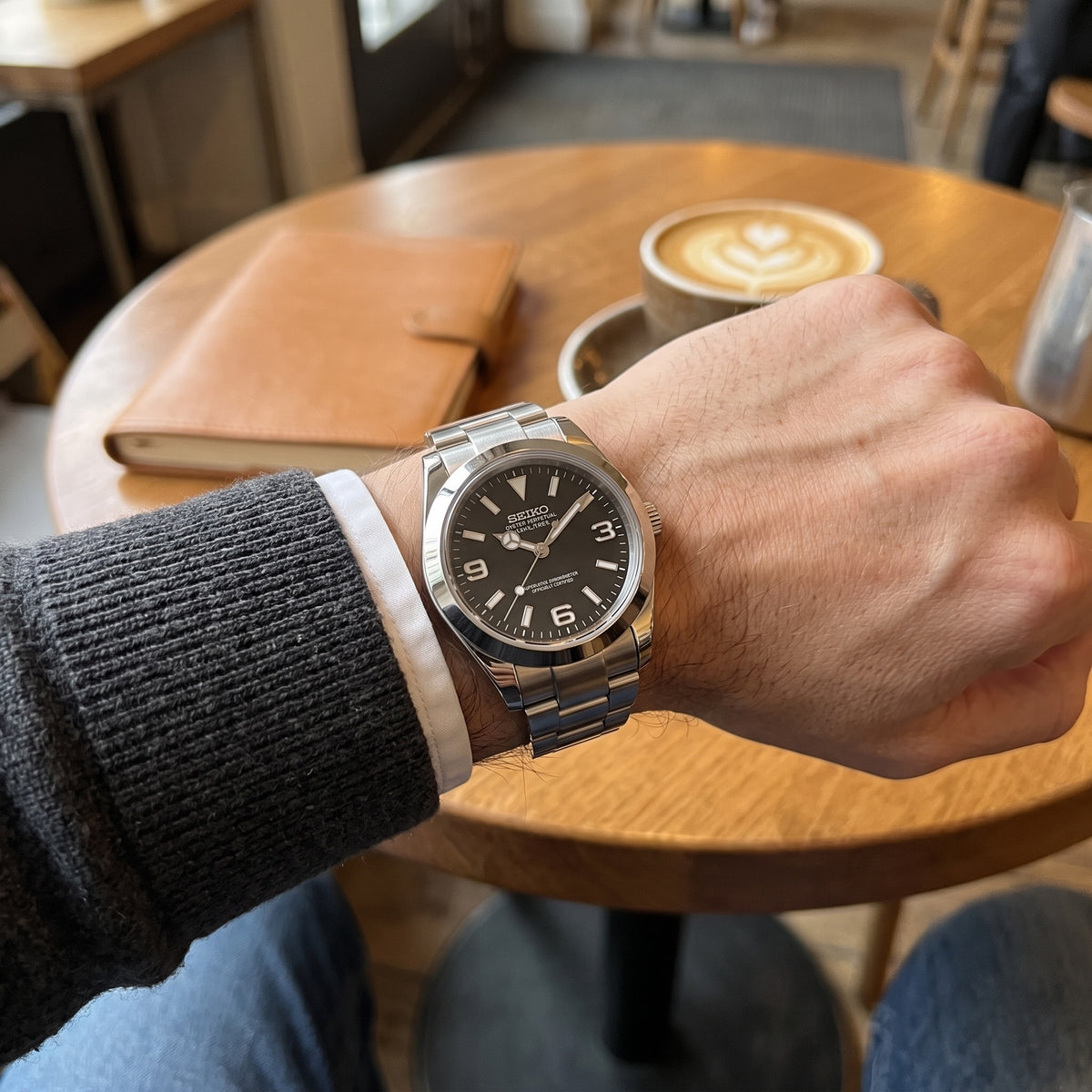 Oyst Mod – Black Explorer Dial – 39mm – Automatic – on-wrist view