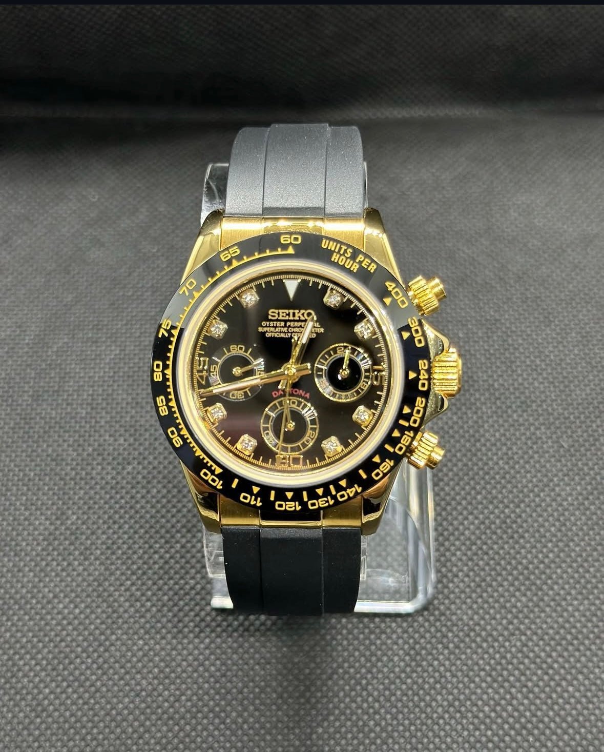 Tona Mod – Gold · Black Diamond Dial · Rubber – 40mm – Chronograph - with Seiko logo