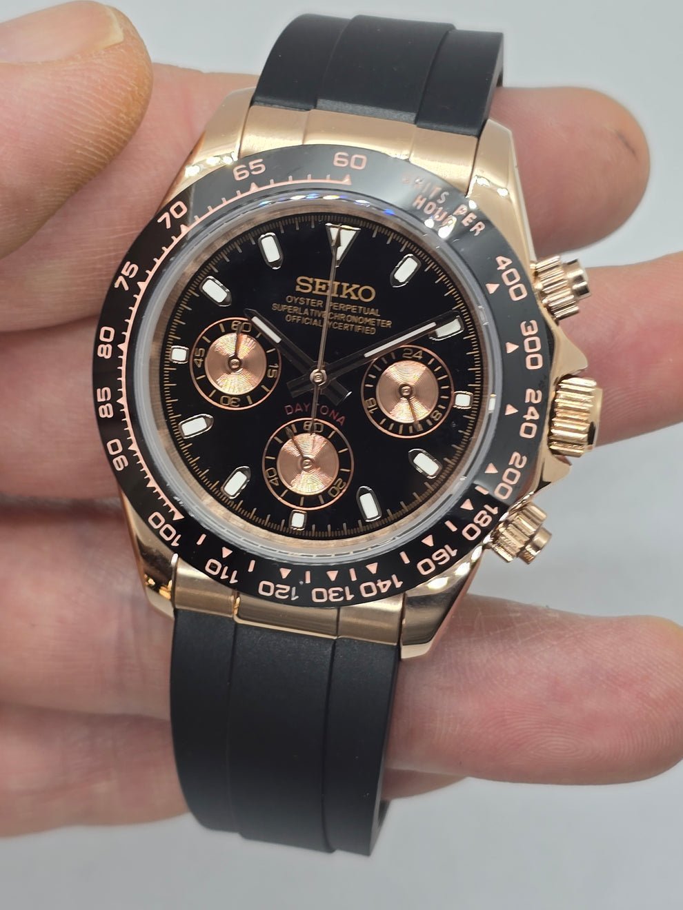 Tona Mod – Rose Gold · Black Dial · Rubber – 40mm – Chronograph — with Seiko logo