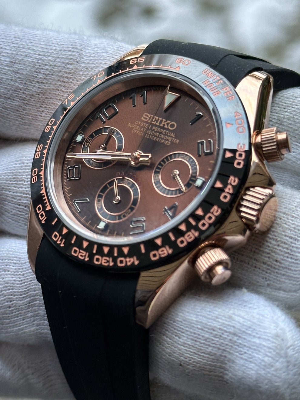 Tona Mod – Rose Gold · Brown Dial · Rubber – 40mm – Chronograph — with Seiko logo
