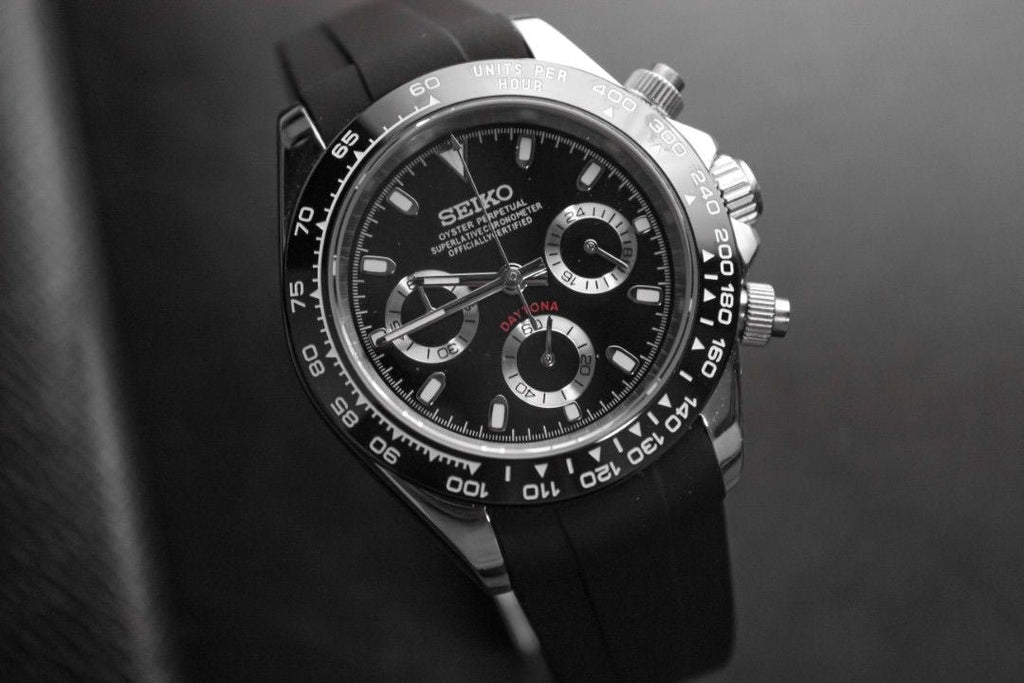 Tona Mod – Steel · Black Dial · Rubber – 40mm – Chronograph — with Seiko logo