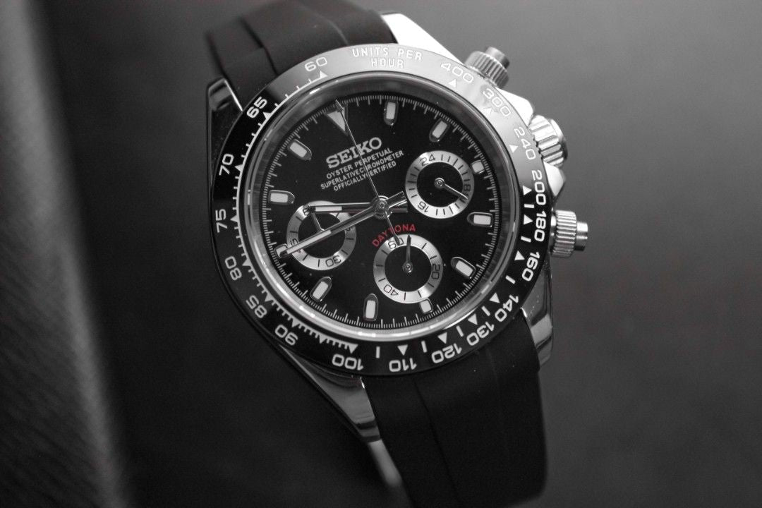 Tona Mod – Steel · Black Dial · Rubber – 40mm – Chronograph — with Seiko logo