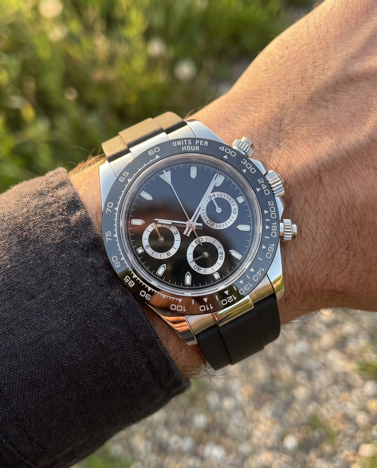 Tona Mod – Steel · Black Dial · Rubber – 40mm – Chronograph - on-wrist lifestyle