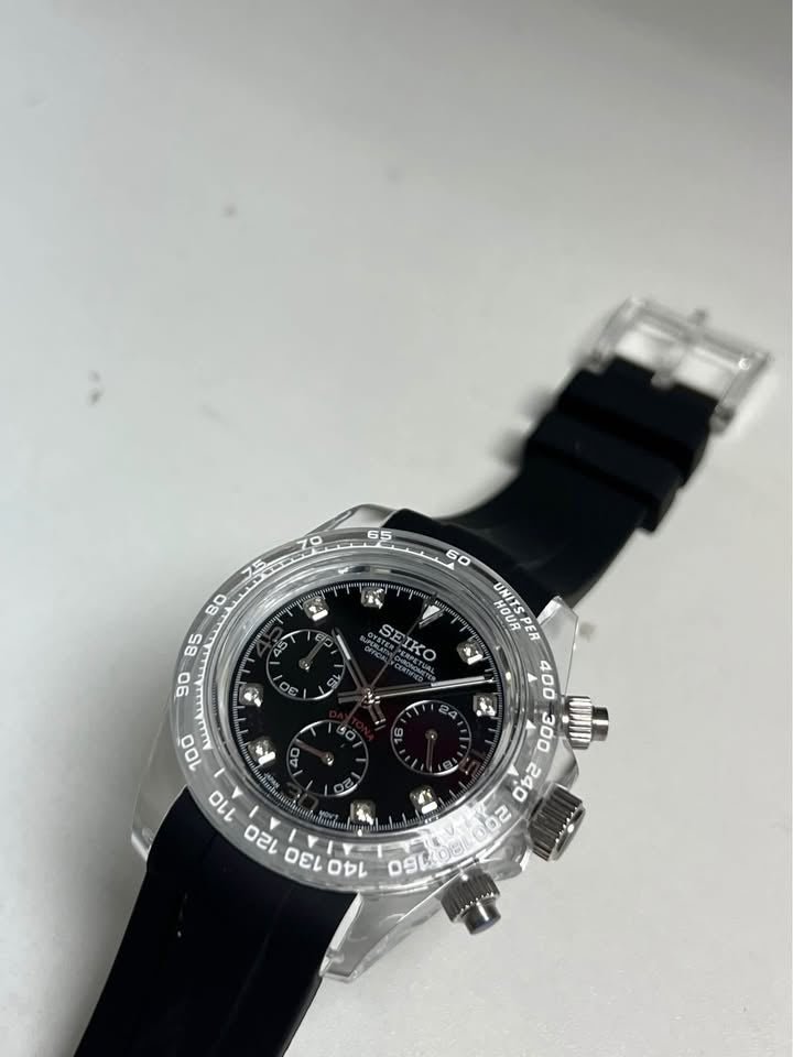 Tona Mod – Steel · Black Diamond Dial · Rubber – 40mm – Chronograph - with Seiko logo