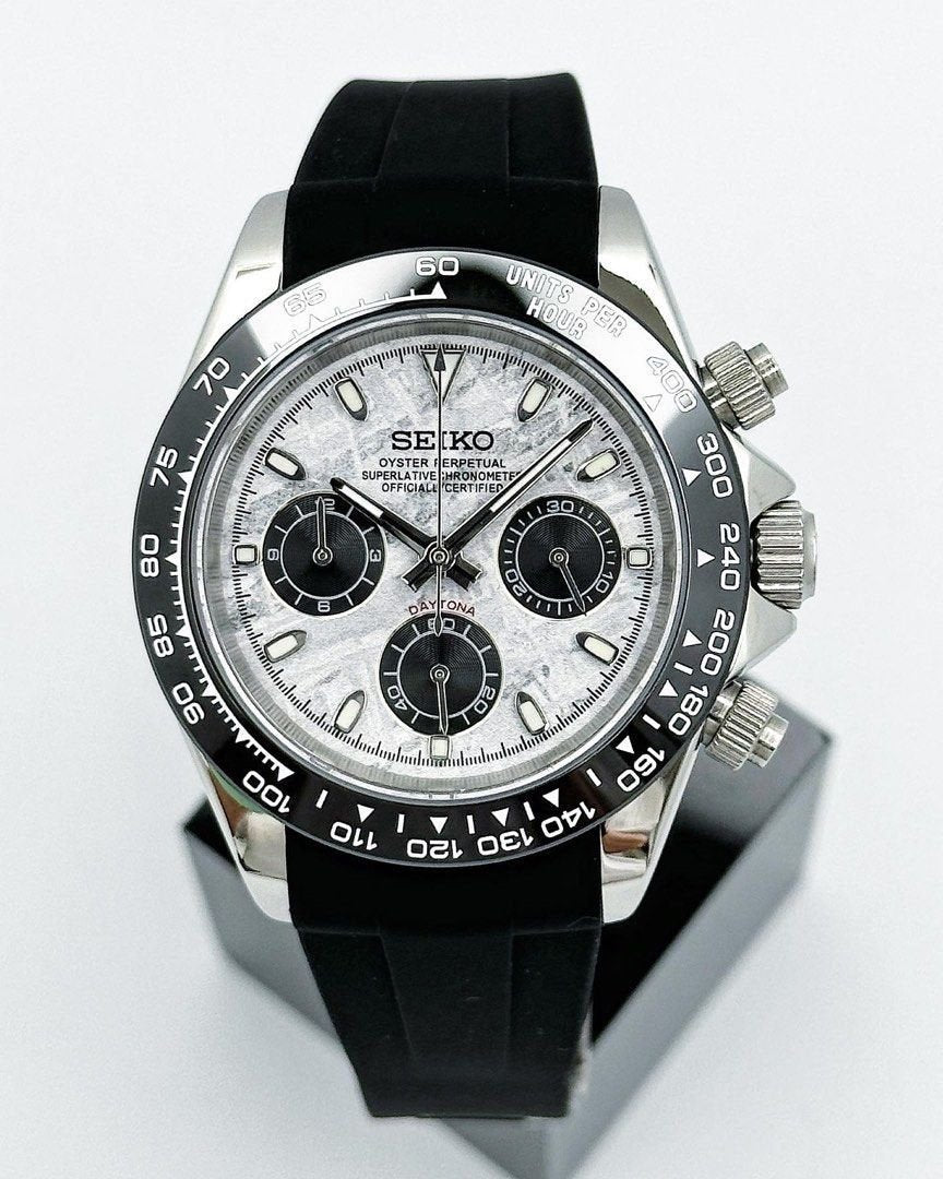 Tona Mod – Steel · White MOP Dial · Rubber – 40mm – Chronograph — with Seiko logo