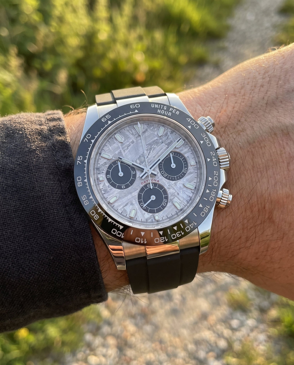 Tona Mod – Steel · White MOP Dial · Rubber – 40mm – Chronograph - on-wrist lifestyle