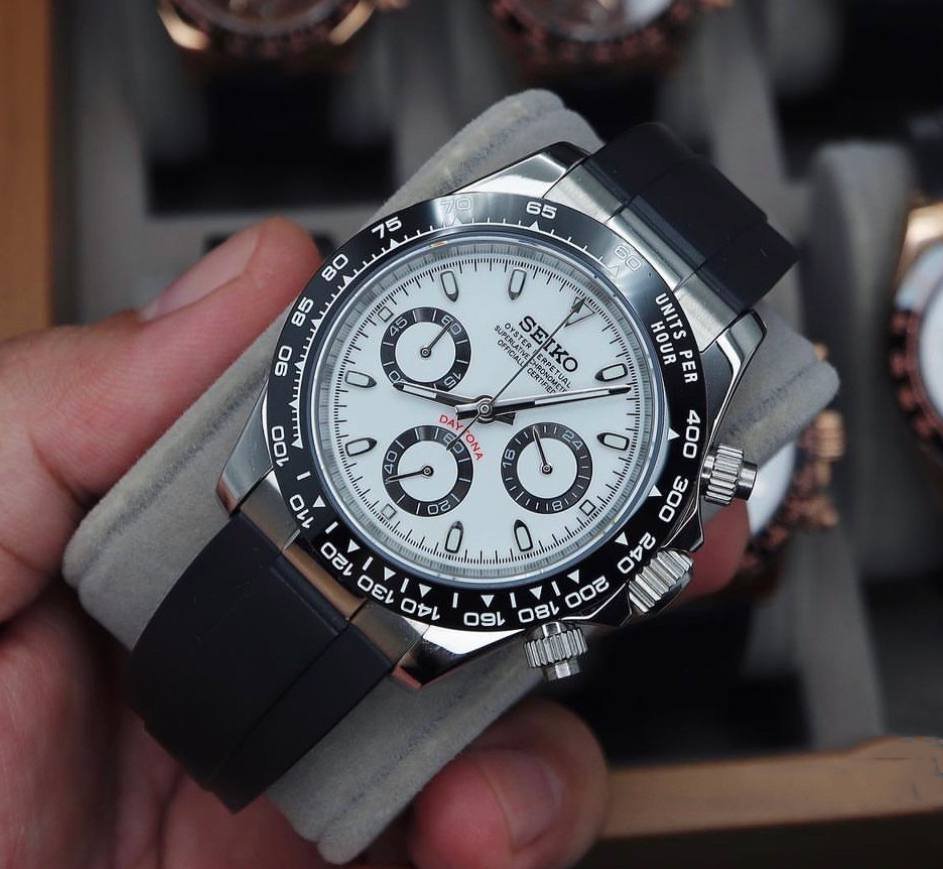 Tona Mod – Steel · White Panda Dial · Rubber – 40mm – Chronograph — with Seiko logo