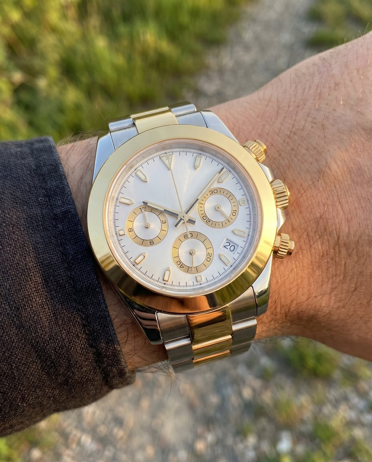 Tona Mod – Two-Tone Gold · White Dial · Rubber – 40mm – Chronograph - on-wrist lifestyle